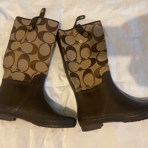 Size 10W coach print boot. - Picture 1 of 3